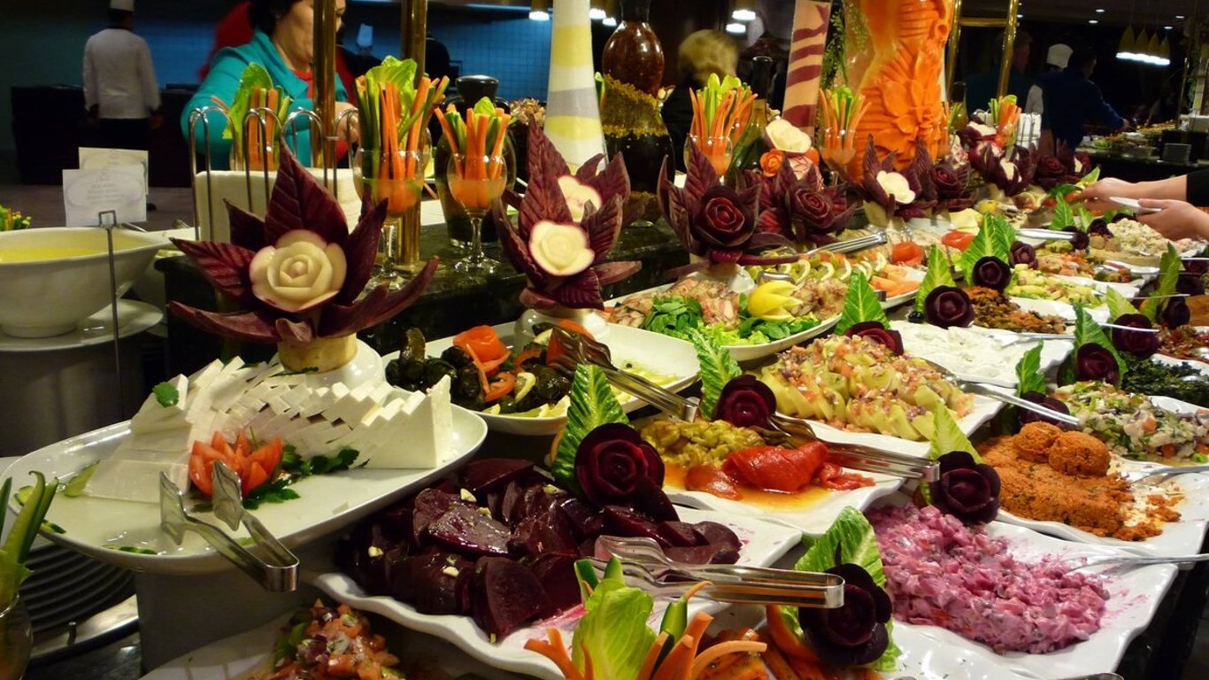 Что нельзя есть со шведского стола в Египте: от этих блюд лучше отказаться