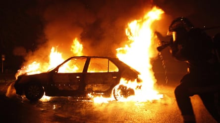 Автівка вигоріла вщент: під Одесою прямо посеред траси загорівся "легковик". Відео - 285x160