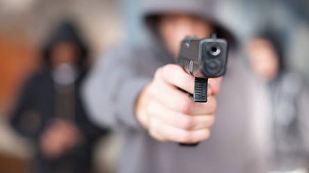 В Харькове банда с оружием ворвалась в квартиру женщины и обокрала ее более чем на 400 тыс. грн - 285x160