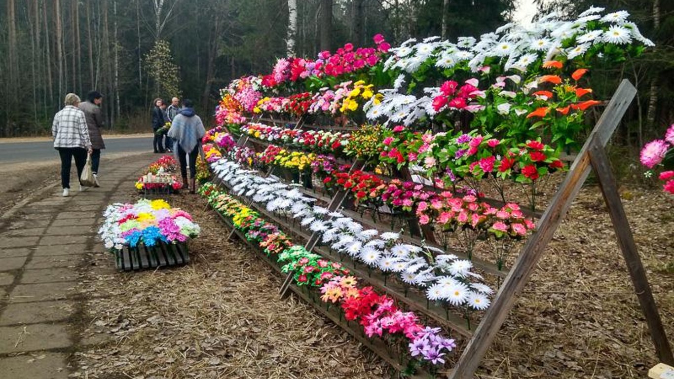 Искусственные цветы запретили на кладбище - Новости Киева и области