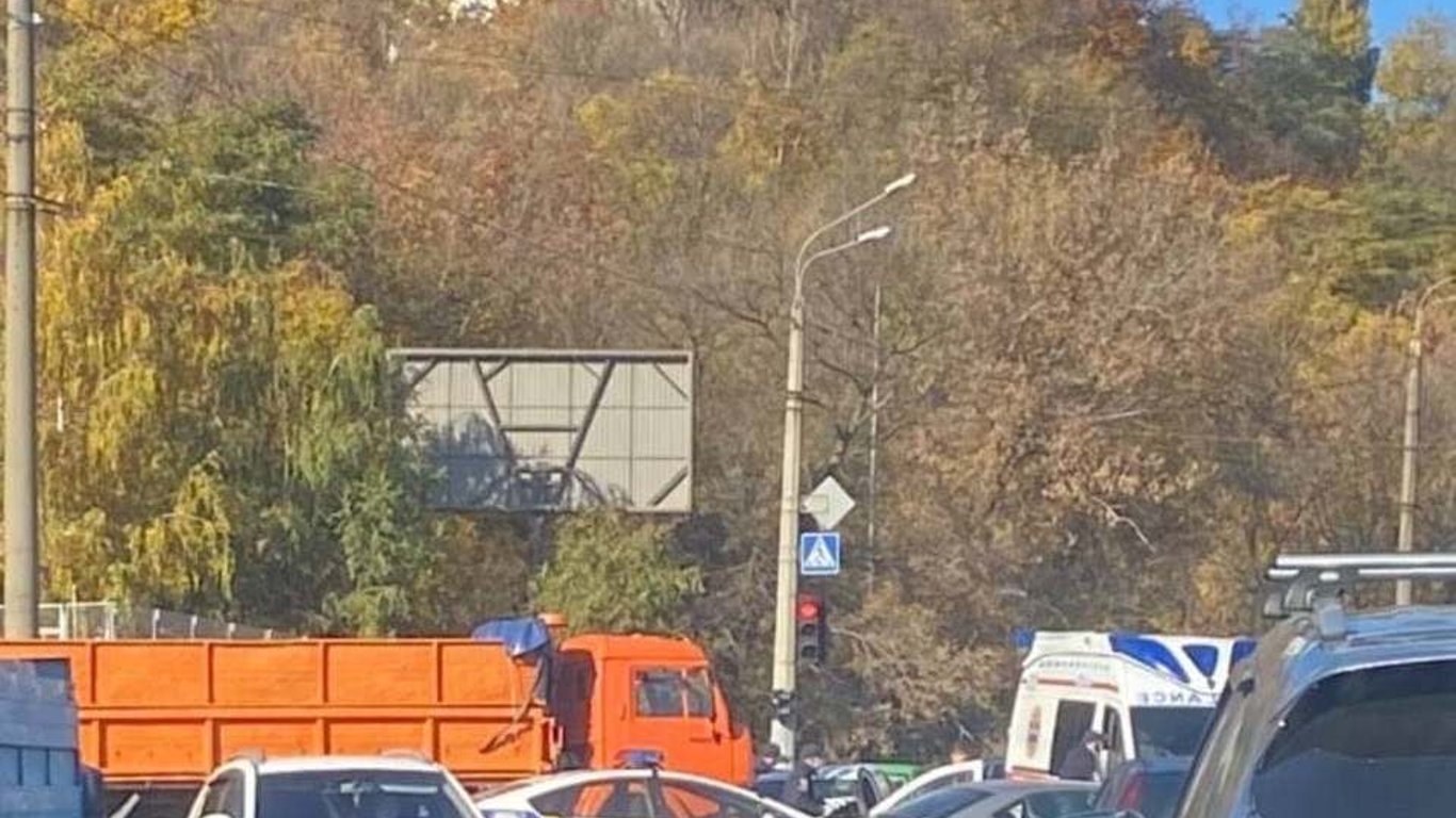 В Харькове 19 октября произошло ДТП с участием такси и грузовика