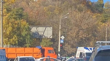 Автомобіль розчавило під вантажівкою: фото важкої ДТП у Харкові - 285x160