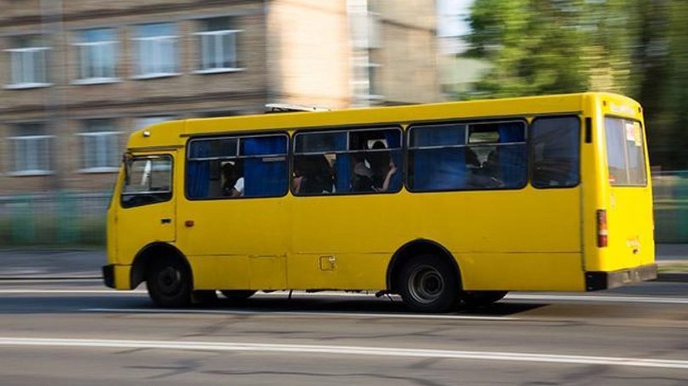 Маршрутка под Киевом выехала на встречную полосу - что известно о ДТП