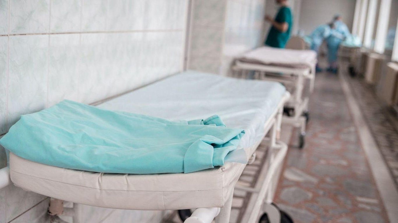 Люди теряют сознание: в сети рассказали о невыносимых условиях в поликлинике Мариуполя