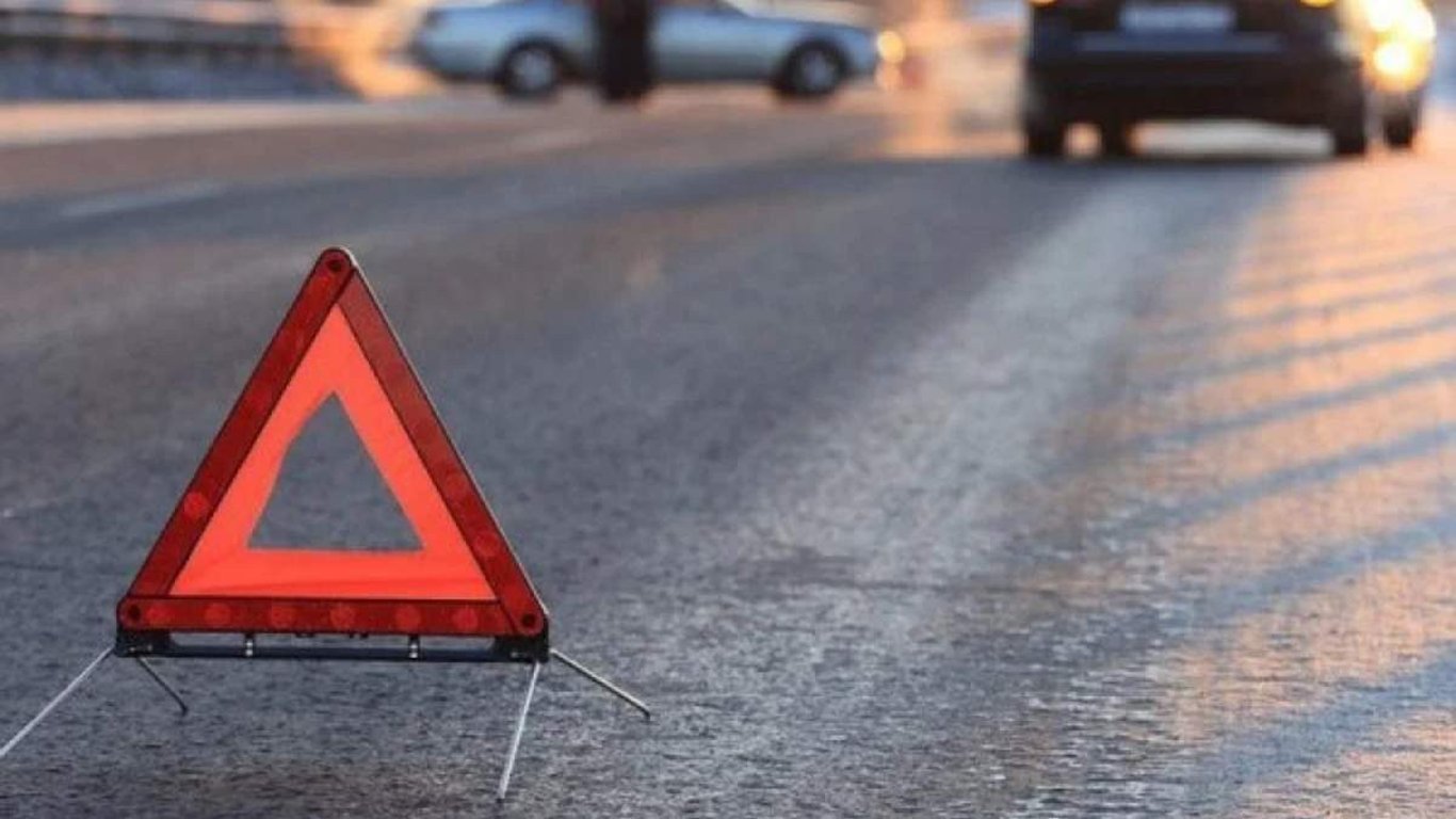 Авария в Киеве - водитель автокрана протаранил несколько автомобилей