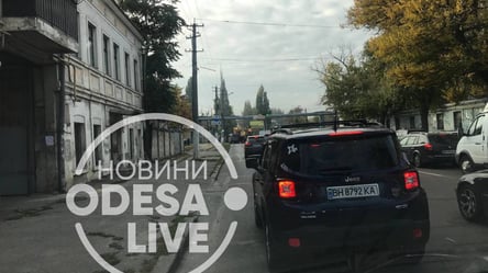 В Одессе столкнулись автокран и легковушка: ДТП вызвало пробки - 285x160