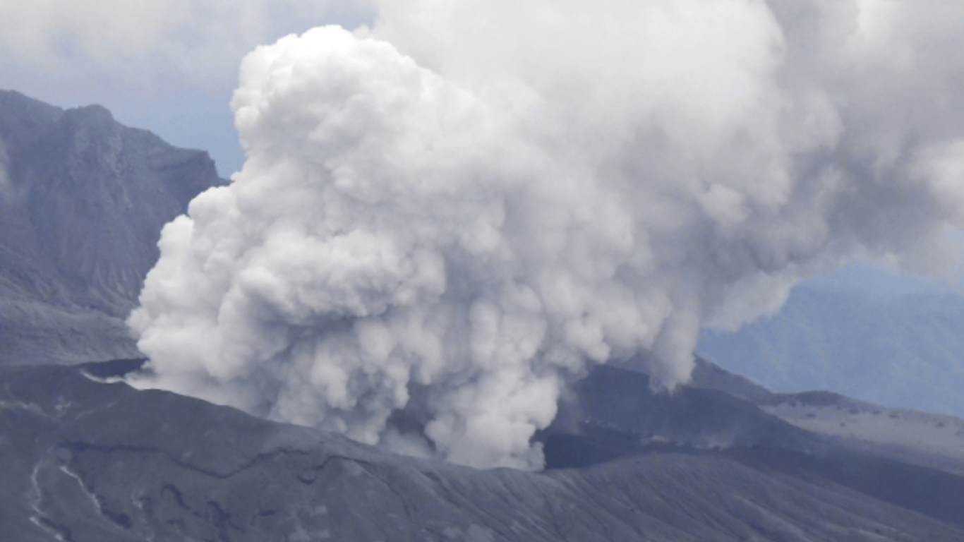 В Японии началось масштабное извержение вулкана Асо. Впечатляющие фото и видео