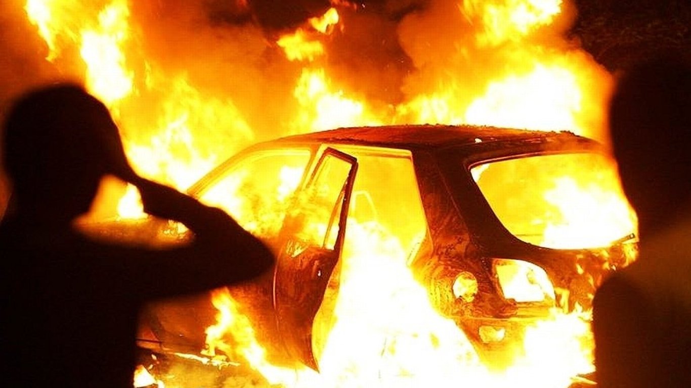 Пожар в Киеве - сгорело пять автомобилей  - видео