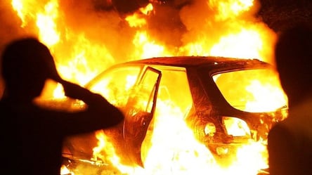 На Теремках згоріло п'ять автомобілів. Відео - 285x160
