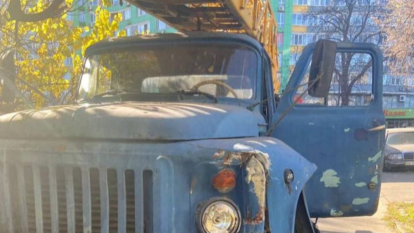 В Киеве мужчина остановил на ходу грузовик - что известно