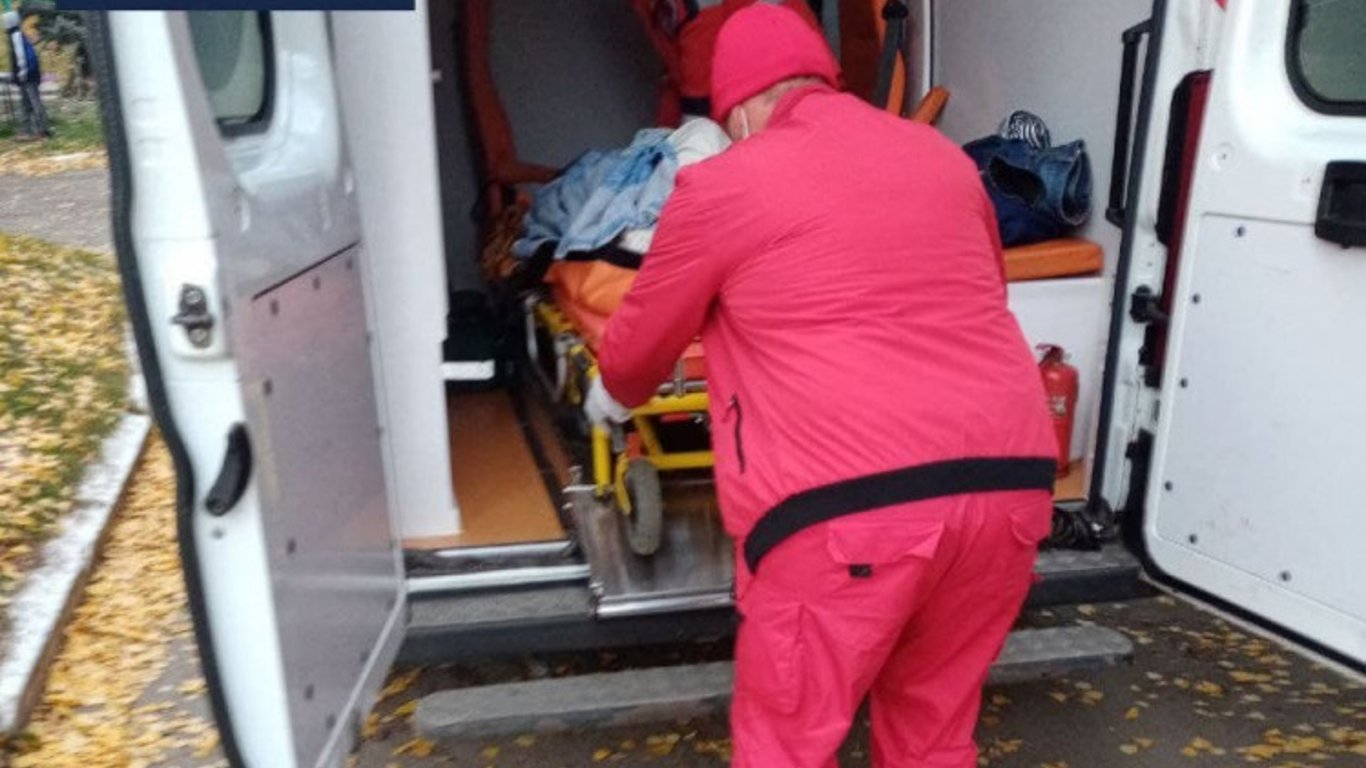 Полицейский в Харькове спас мужчину с инсультом в запертой квартире