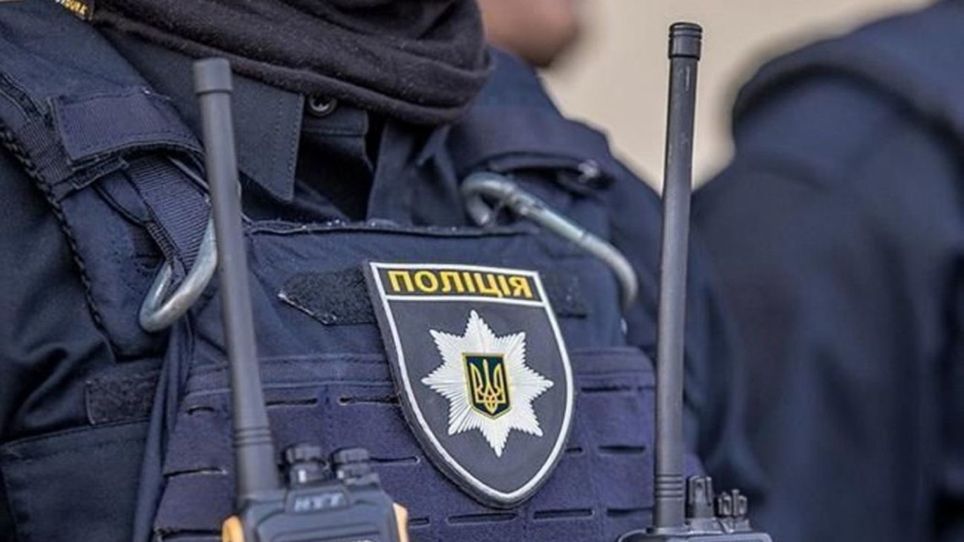 Избиение в Киеве - полицейские били задержанного ломом по голове