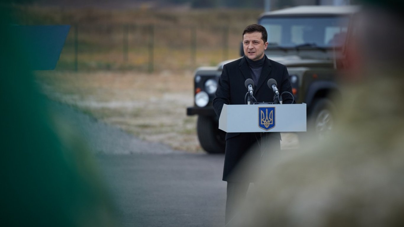 Зеленский заявил, что ситуация на Донбассе усложняется