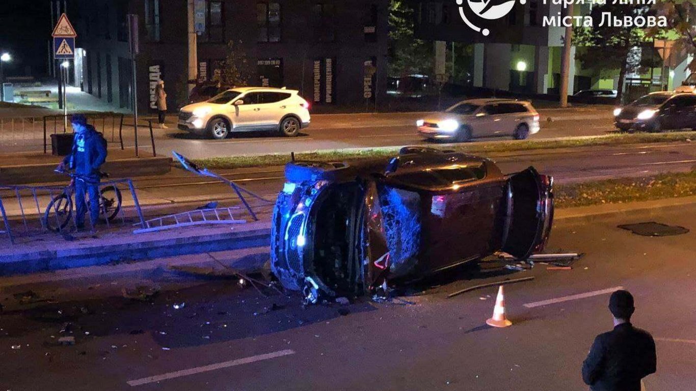 У Львові п'яний водій врізався в трамвайну зупинку - подробиці