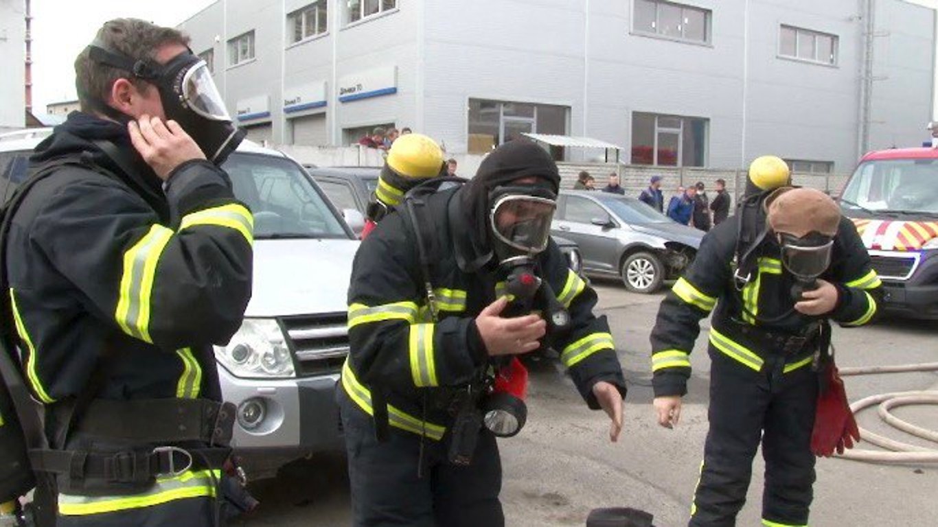 У львівському автосалоні загорівся автомобіль - відео