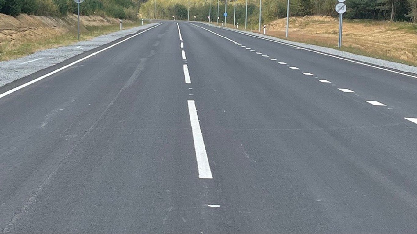 На Львівщині відремонтували дорогу біля Польщі - фото