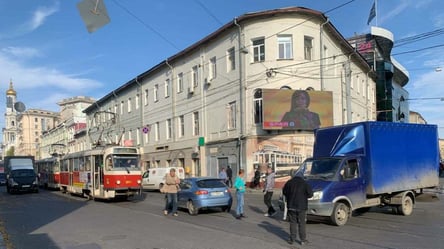 У Харкові сталася ДТП за участю вантажівки: рух трамваїв заблокований. Кадри з місця події - 285x160