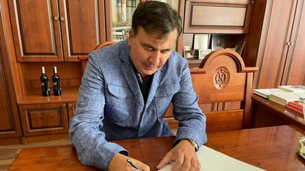 Показал "сердечко": появились первые кадры Саакашвили из тюрьмы. Фото - 285x160