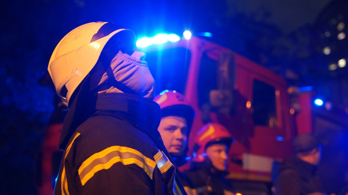 ЧП Киев - загорелось заброшенное здание
