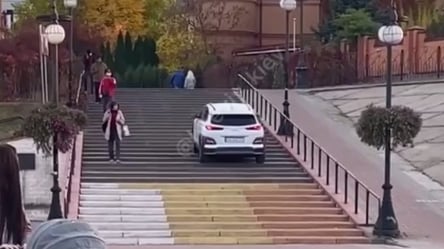 На Оболонской набережной наглый водитель проехался по лестницам. Видео - 285x160