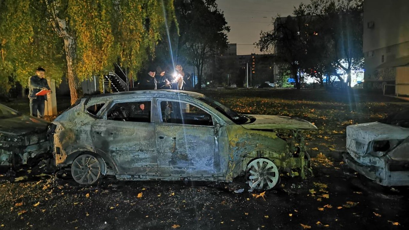 В полиции расследуют возгорание 3 автомобилей в Харькове - подробности