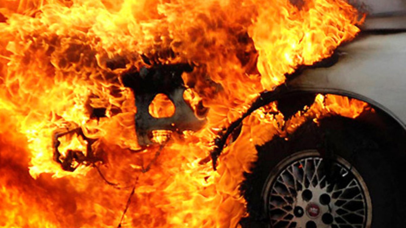В Харькове на Московском проспекте загорелся автомобиль