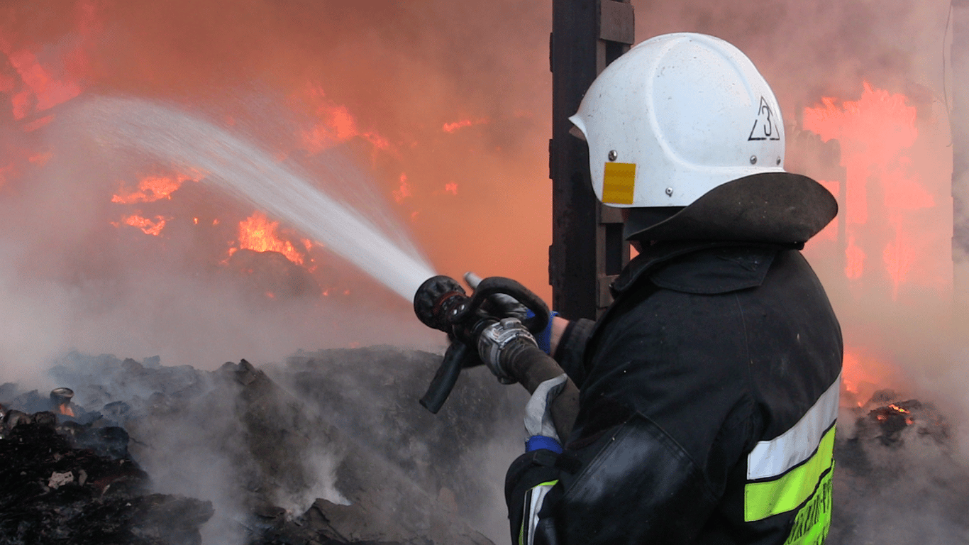 В Одессе из горящей квартиры спасли мужчину - его госпитализировали