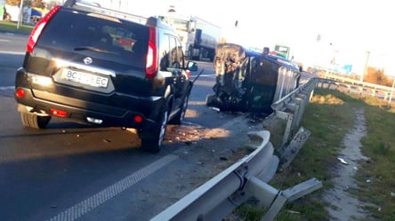 Зламаний відбійник та перевернутий автомобіль: на об’їзній Львова сталась ДТП. Фото - 285x160