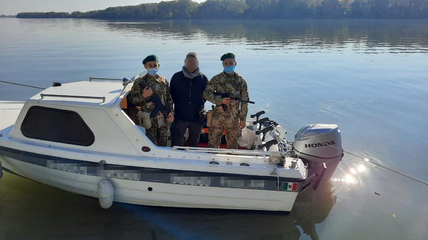На Одещині затримали іноземця на човні