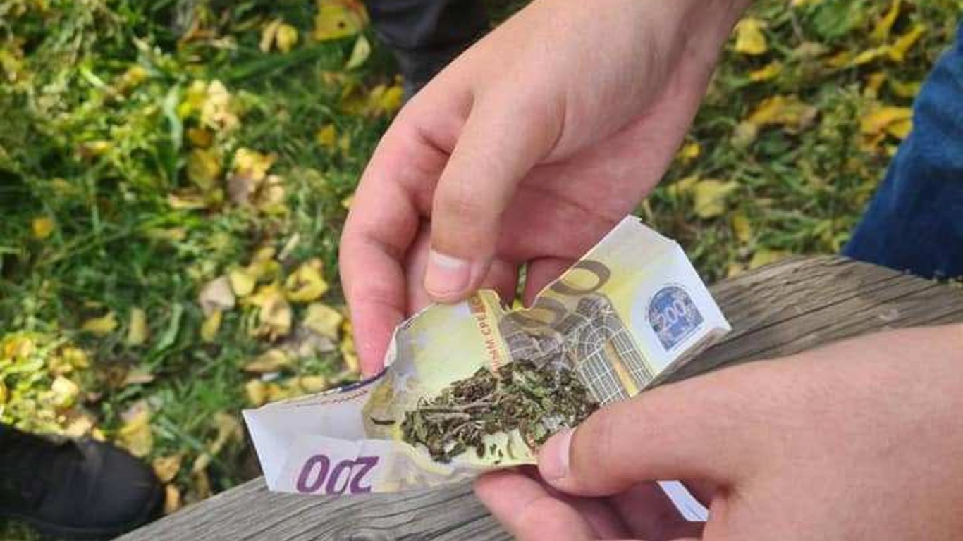В Харькове патрульные за сутки задержали 9 человек с наркотиками - подробности