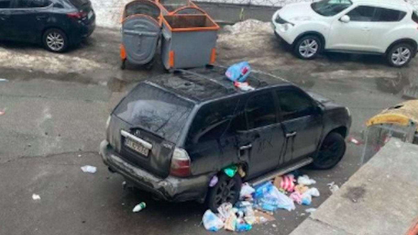 В Харькове машину забросали мусором - подробности