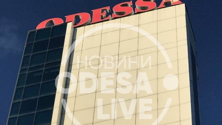 В Одессе разрушается один из символов города: ветер срывает панели кусками. Видео - 285x160