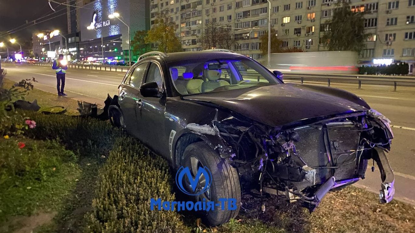 ДТП в Києві - дорогий позашляховик Infinity протаранив відбійник