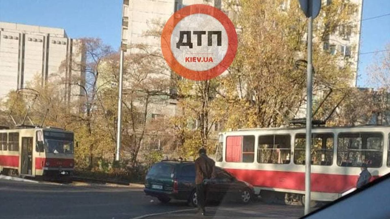 Авария в Киеве - машина врезалась в трамвай - что известно