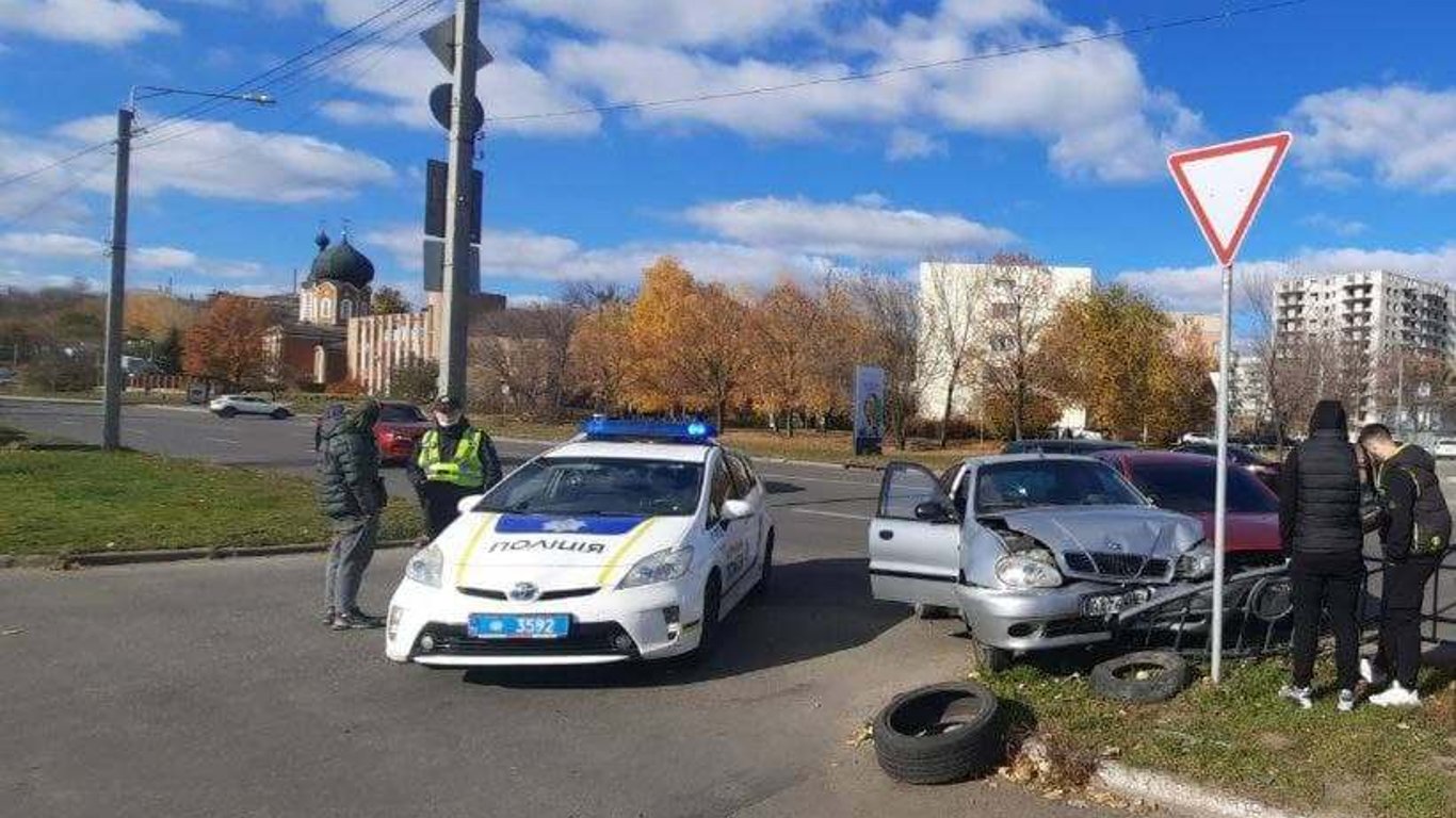 ДТП в Харькове - машины влетели в ограждение