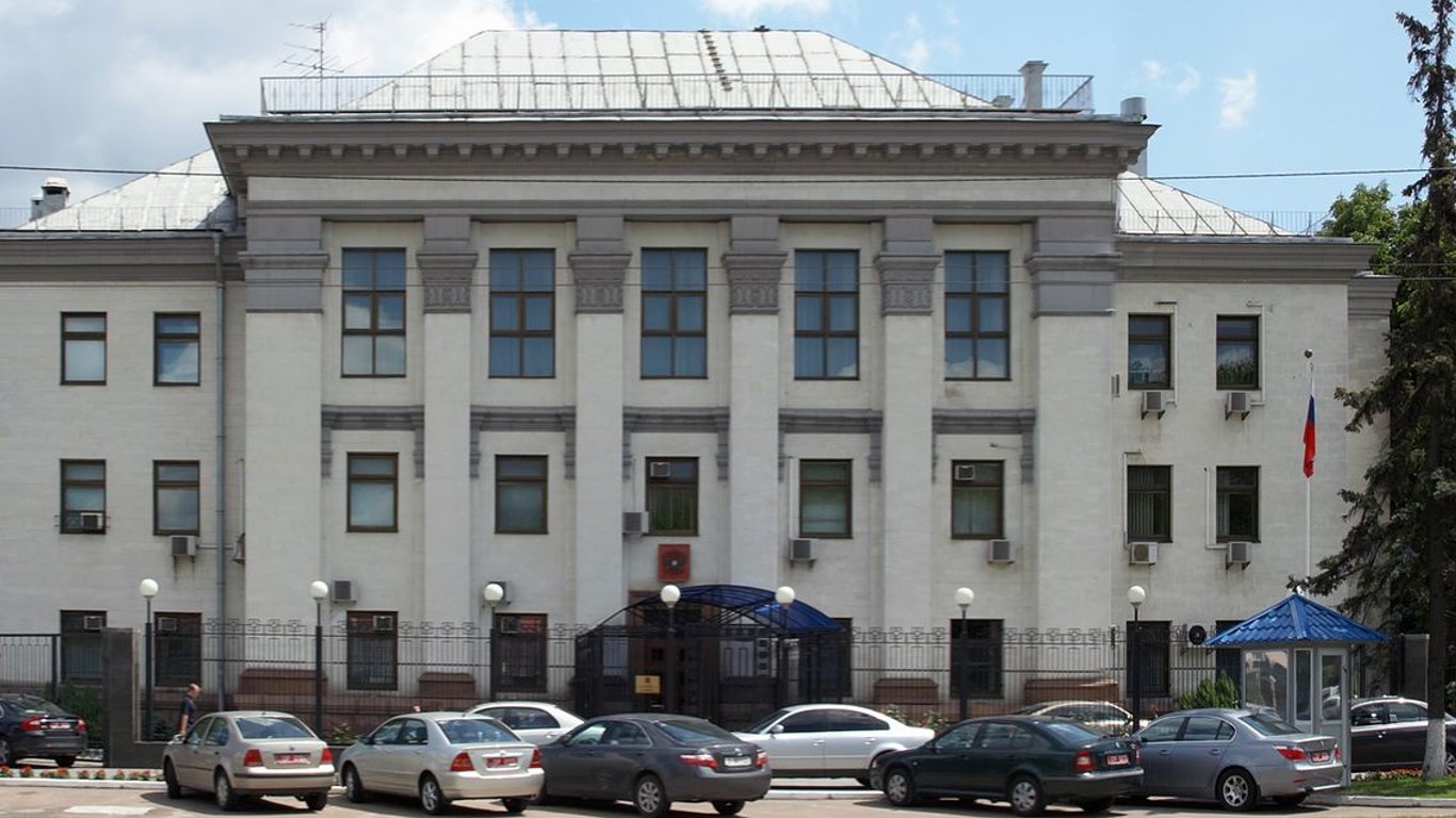 Посольство Росії в Києві - проходить мітинг проти штучної ізоляції жителів ОРДЛО
