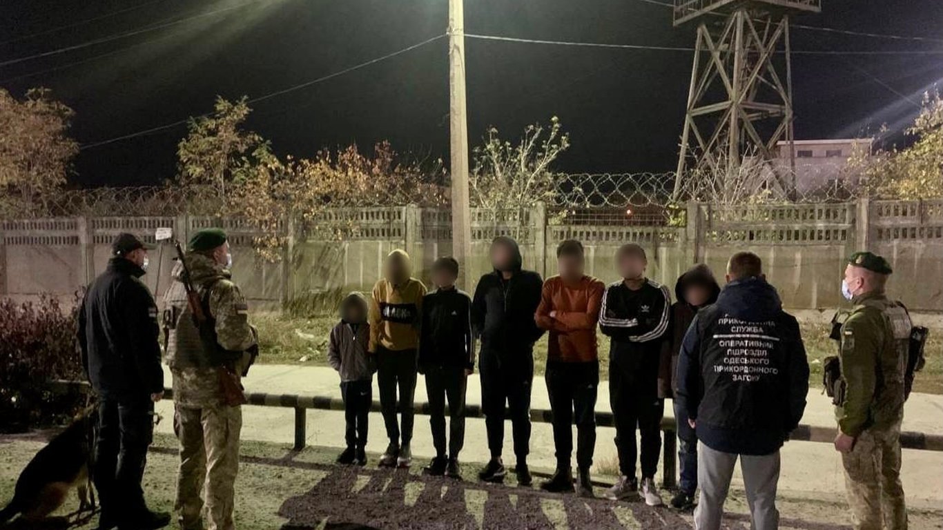 На Одещині у порту затримали сімох нелегалів