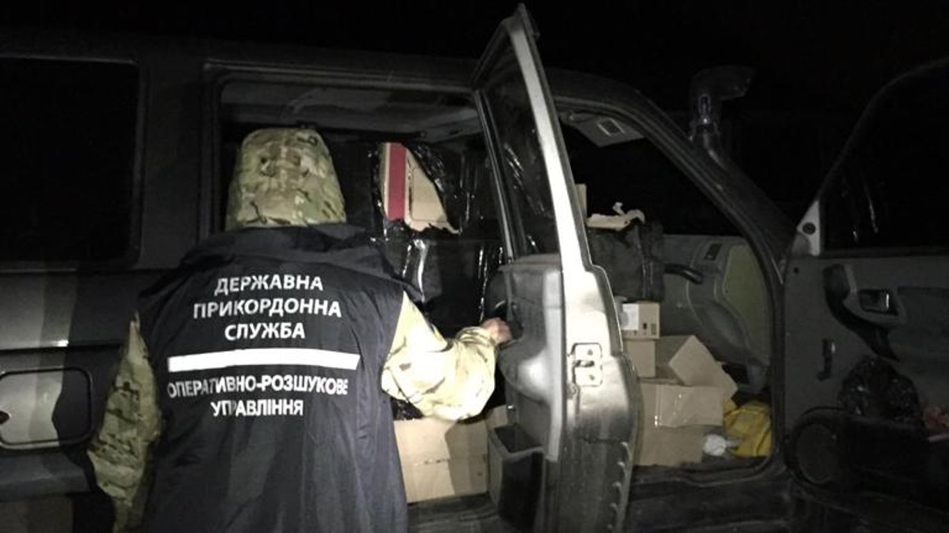 На Харьковщине остановили контрабандистов - везли в РФ российскую атрибутику