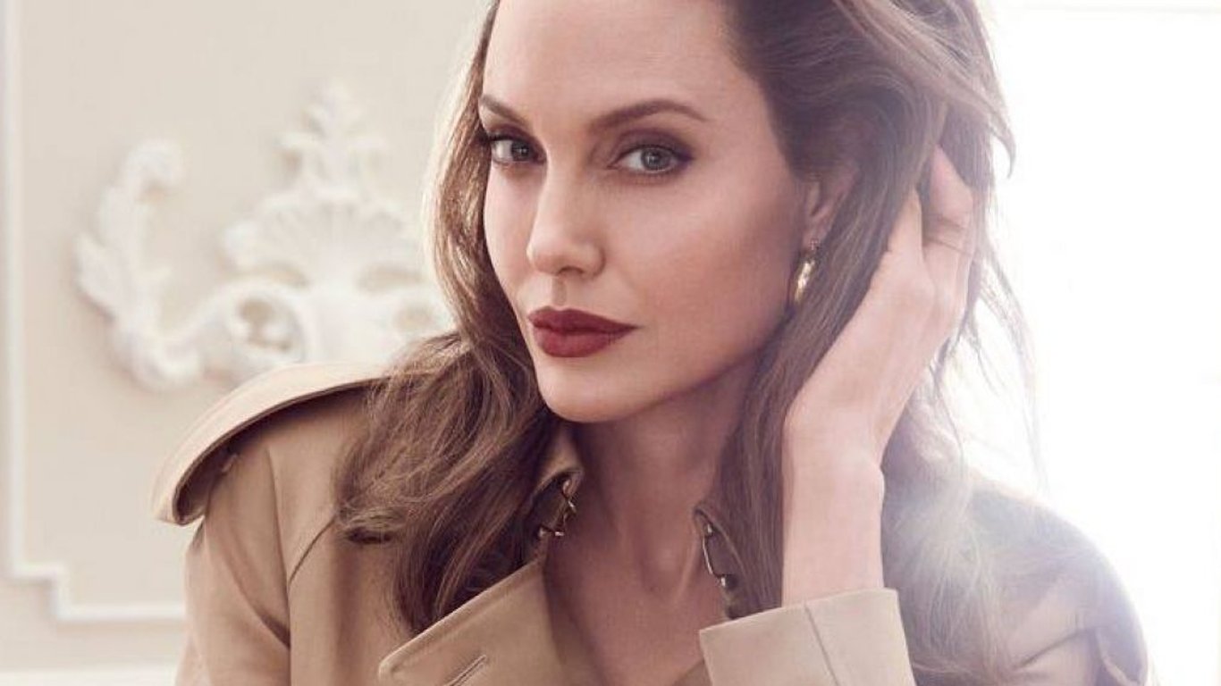 Анджелина Джоли в блестящем и тесном платье засветила идеальную фигуру - фото