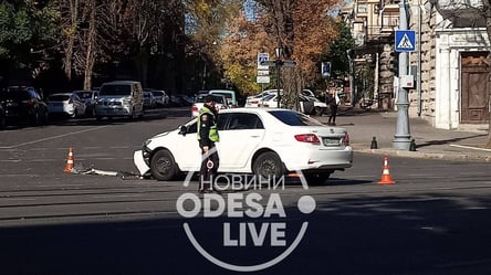 Помяли бока: в Одессе столкнулись Nissan и Toyota. Фото - 285x160