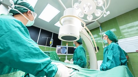 У Львові виписують з лікарні чоловіка, якому вперше в Україні пересадили легені. Відео - 285x160