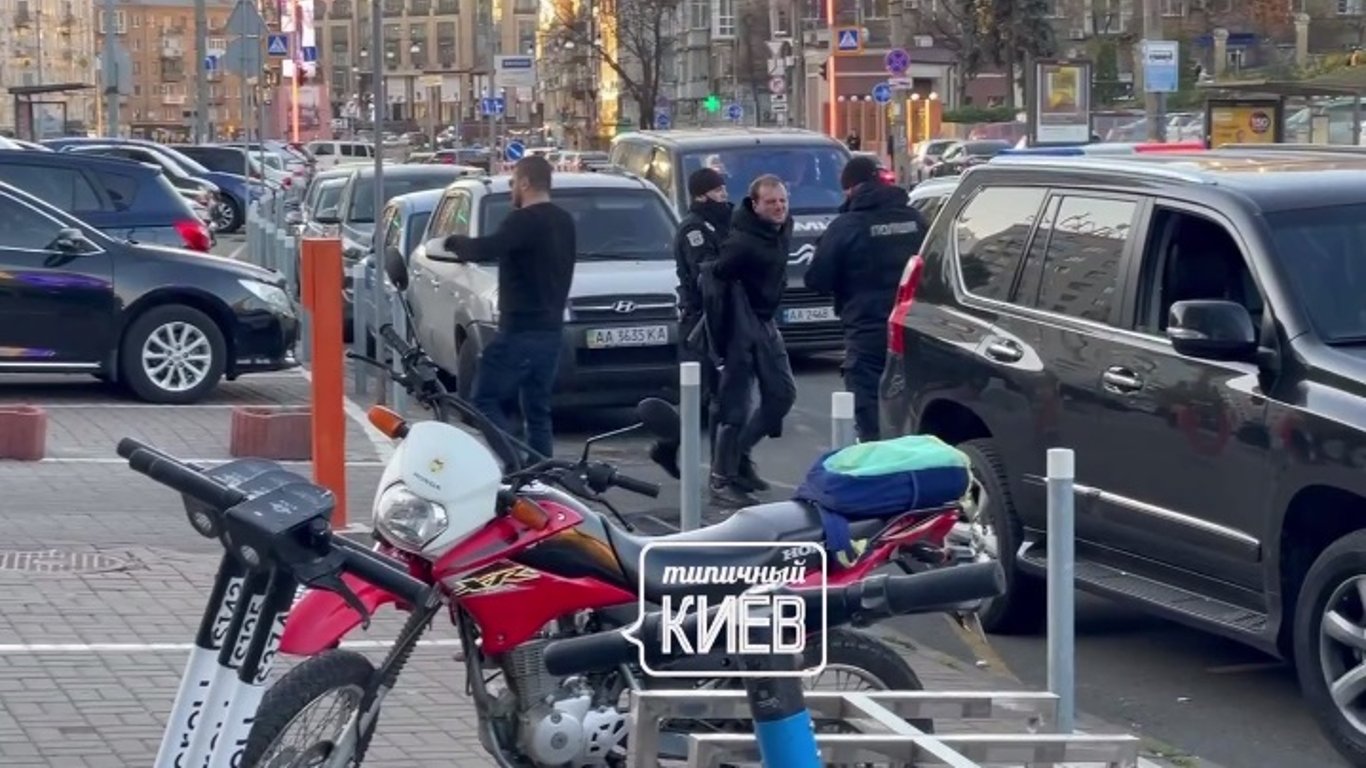 У центрі Києва жорстко затримали неадеквата біля Лексуса - відео