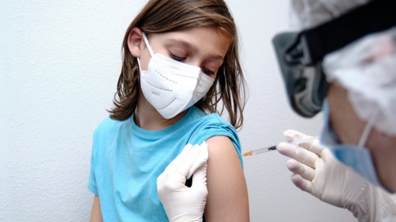 Минздрав разрешил вакцинировать детей в Украине
