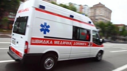 В Харькове на глазах пассажиров в трамвае скончался мужчина. Видео его реанимации - 285x160