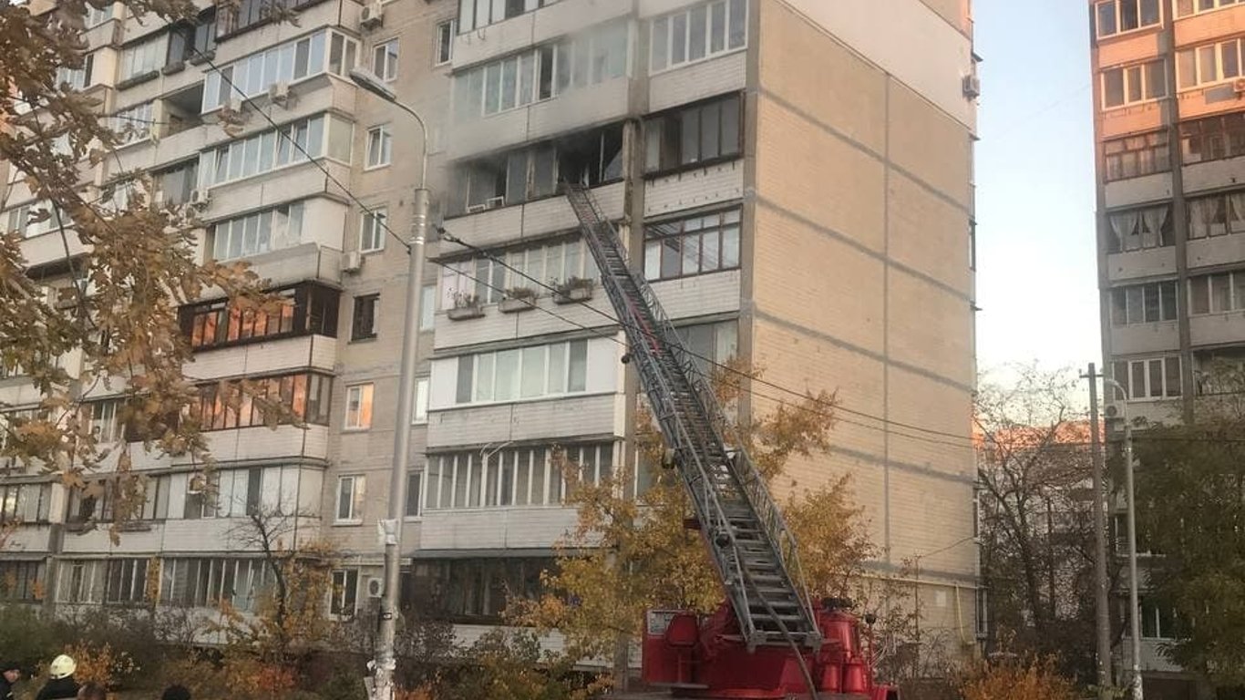 Пожар в Киеве - на Оболони загорелась квартира