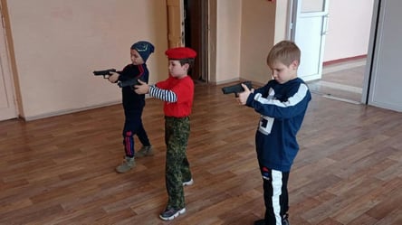 Врятувалися від "кровожерних бендер"? У мережі показали військову підготовку дітей у Криму - 285x160