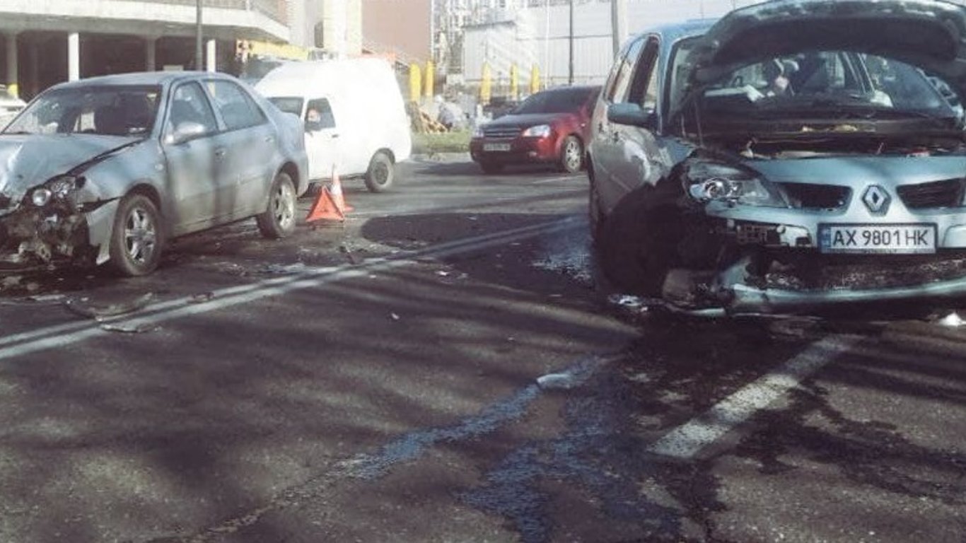 В Харькове на одном из перекрестков произошла авария с пострадавшим