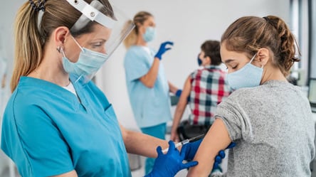 Вакцинация детей в Харькове против COVID-19 пока невозможна: в мэрии рассказали о причинах - 285x160