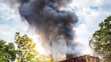 Із будівлі летять клуби чорного диму: у Харкові горить господарче приміщення у гуртожитку. Відео - 285x160