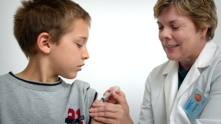 Полиомиелит вернулся в Украину: под угрозой - невакцинированные дети - 285x160